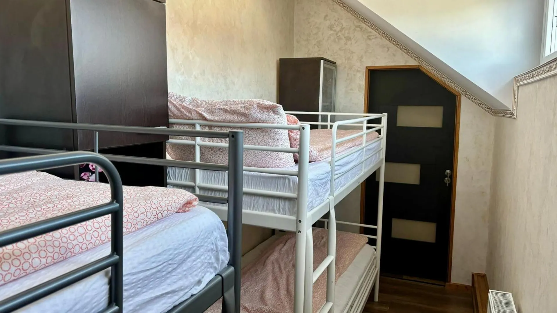 Charming Retreat For Large Groups Apartment Bucharest